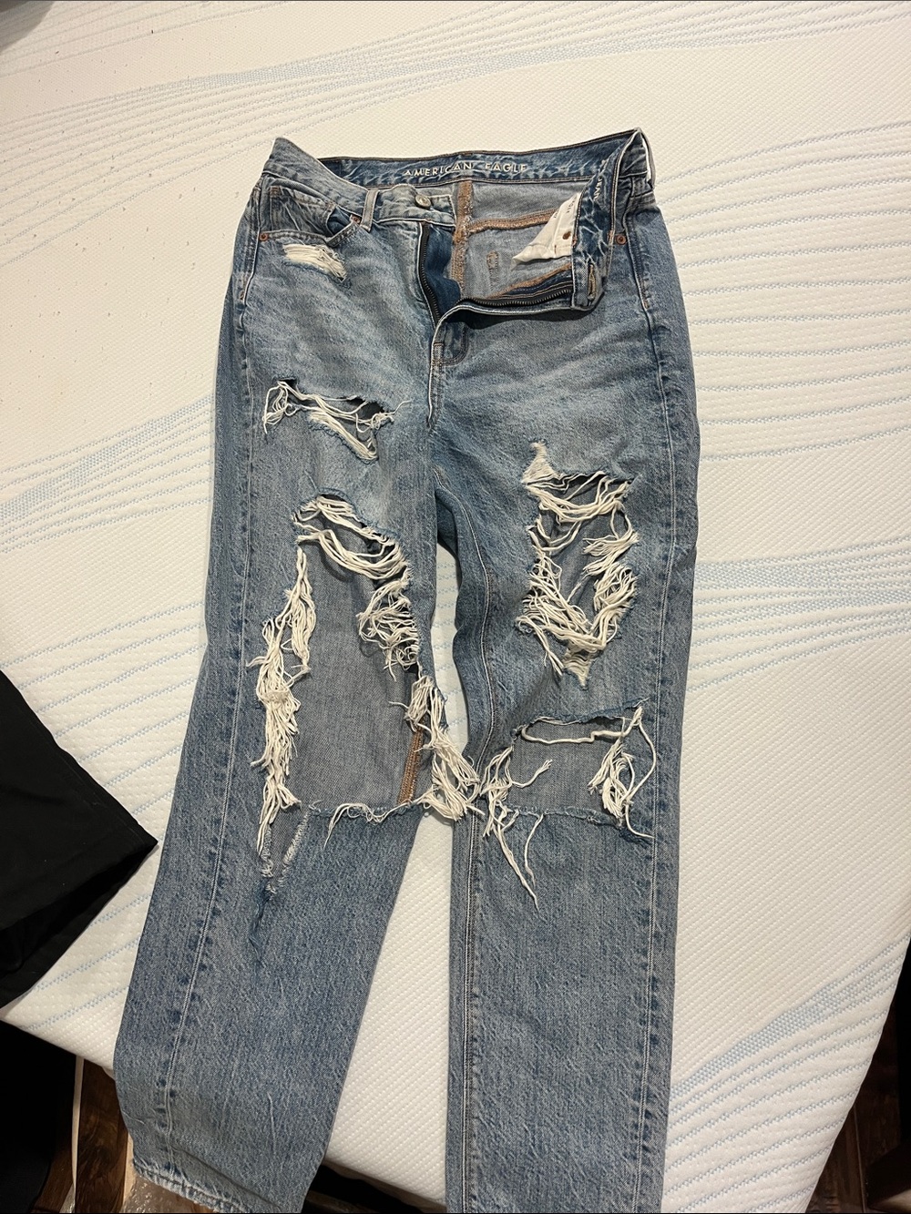 AMERICAN EAGLE Distressed Light Blue Women’s Jeans